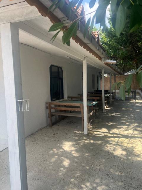 Gölgeli pergola oturma alanı