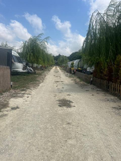 Karavan parselleri arasında yürüyüş yolu