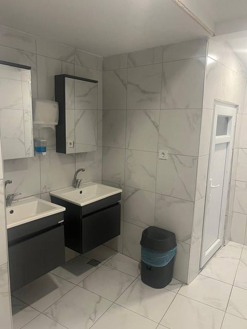 Modern banyo ve lavabo alanı